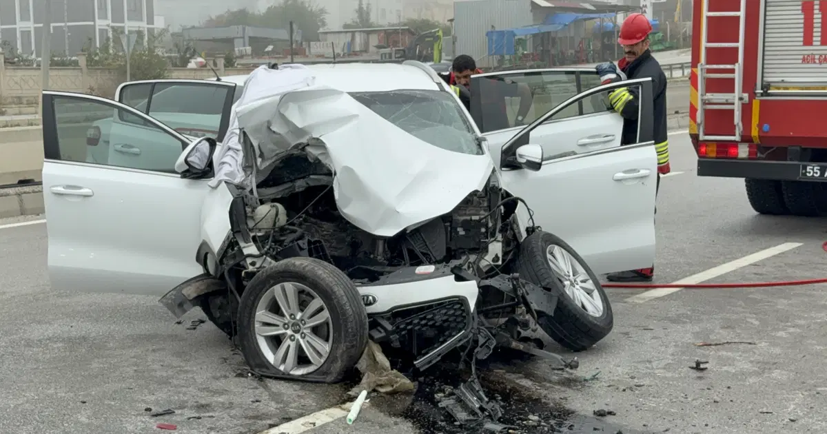 Samsun'da SUV tipi araç direğe çarptı. 1 ölü, 3 yaralı