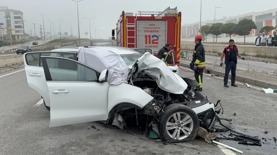 Samsun'da SUV tipi araç direğe çarptı. 1 ölü, 3 yaralı 1 Samsun'da SUV tipi araç direğe çarptı. 1 ölü, 3 yaralı 1