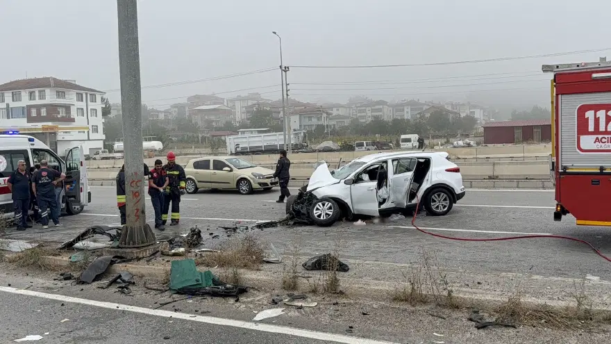 Samsun'da SUV tipi araç direğe çarptı. 1 ölü, 3 yaralı 3 Samsun'da SUV tipi araç direğe çarptı. 1 ölü, 3 yaralı 3