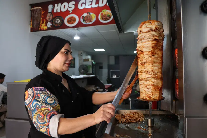 "O BÜYÜK DÖNER BIÇAĞIYLA DÖNEN DÖNERİ KENDİM KESİYORUM"

 2