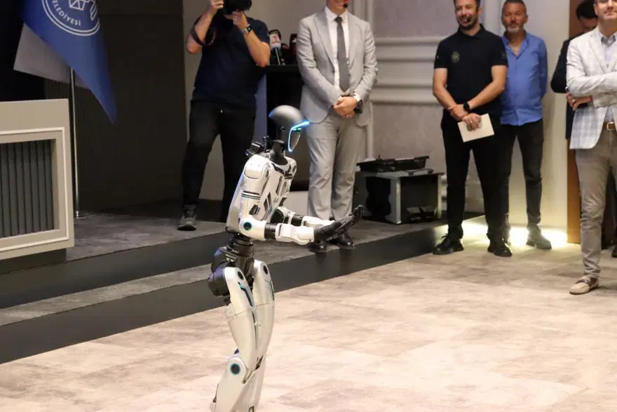 Bir aydır eğitiliyordu, insan görünümlü robot belediyede işe başladı