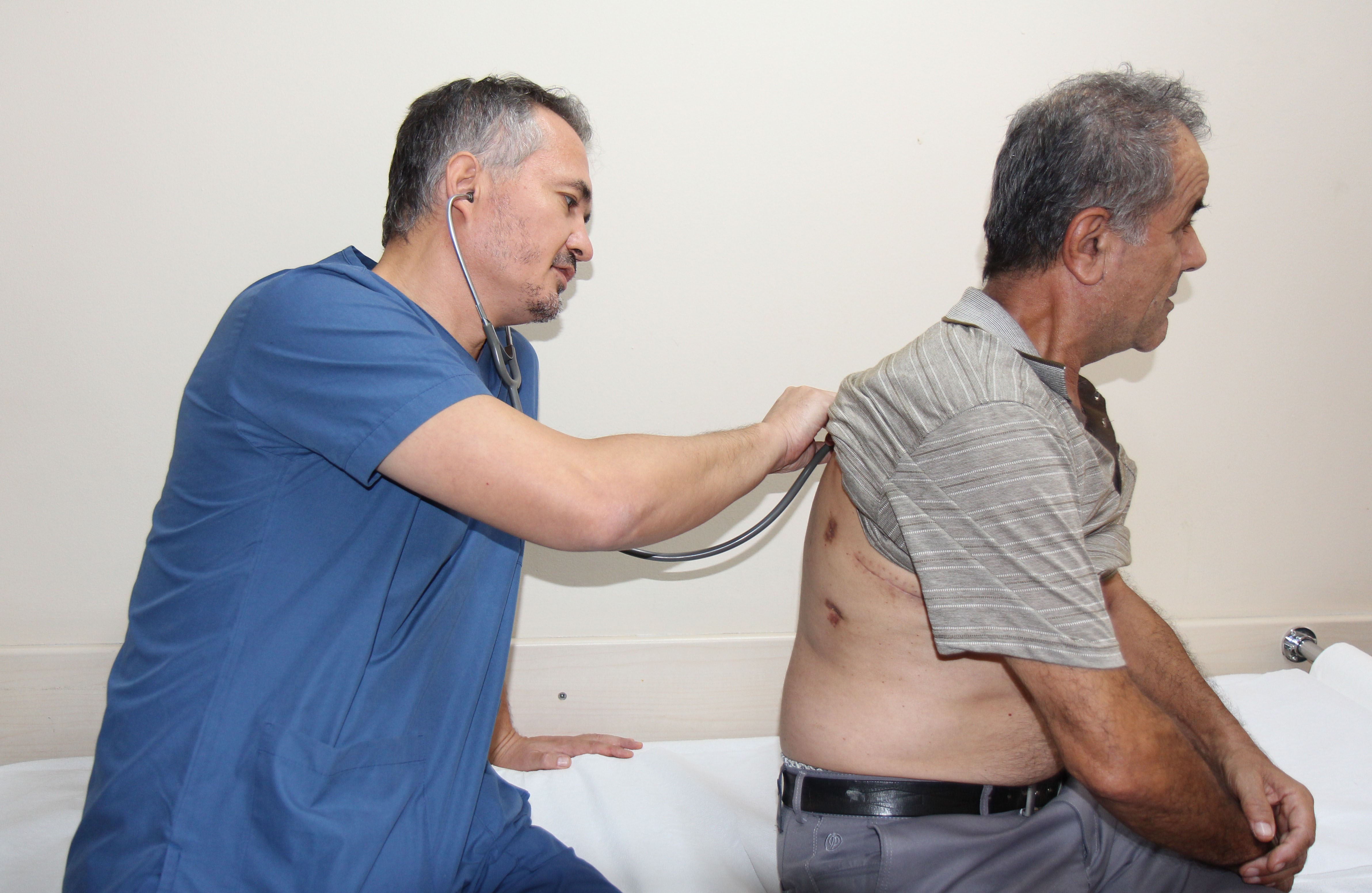 Nefes darlığı yaşıyordu. Kalbini iten 20 santimetrelik hava dolu kese ameliyatla çıkarıldı