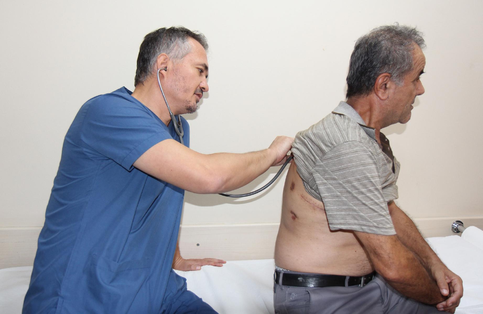 Nefes darlığı yaşıyordu. Kalbini iten 20 santimetrelik hava dolu kese ameliyatla çıkarıldı