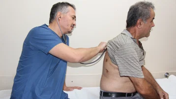 Nefes darlığı yaşıyordu. Kalbini iten 20 santimetrelik hava dolu kese ameliyatla çıkarıldı
