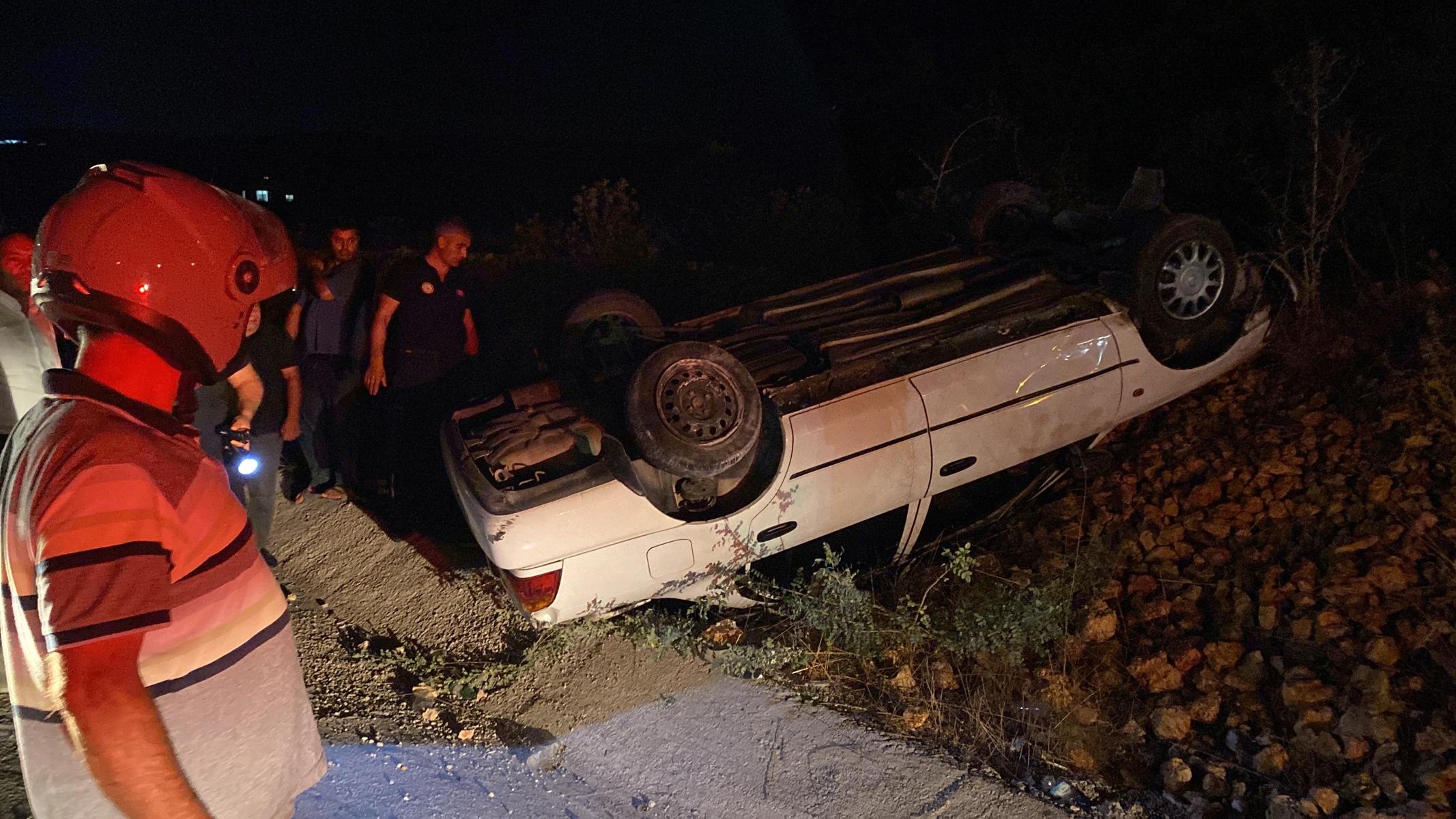 Önüne çıkan araca çarpmamak için manevra yapan otomobil ters döndü