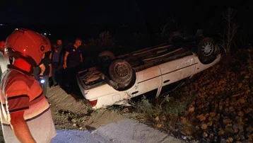 Önüne çıkan araca çarpmamak için manevra yapan otomobil ters döndü