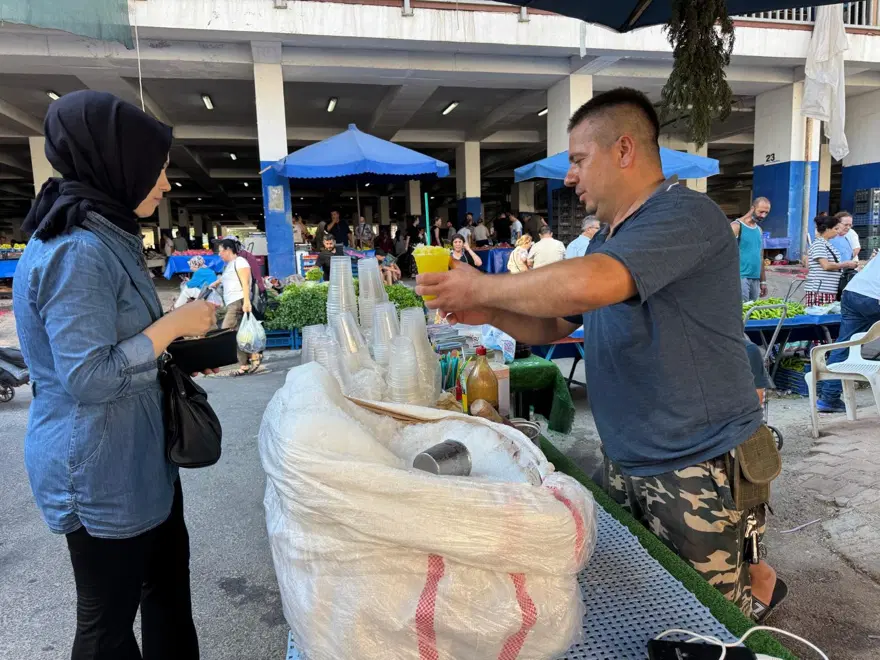 Dağdan kesip getiriyor, pazarlarda şerbet yapıp haftada 2 ton satıyor 3