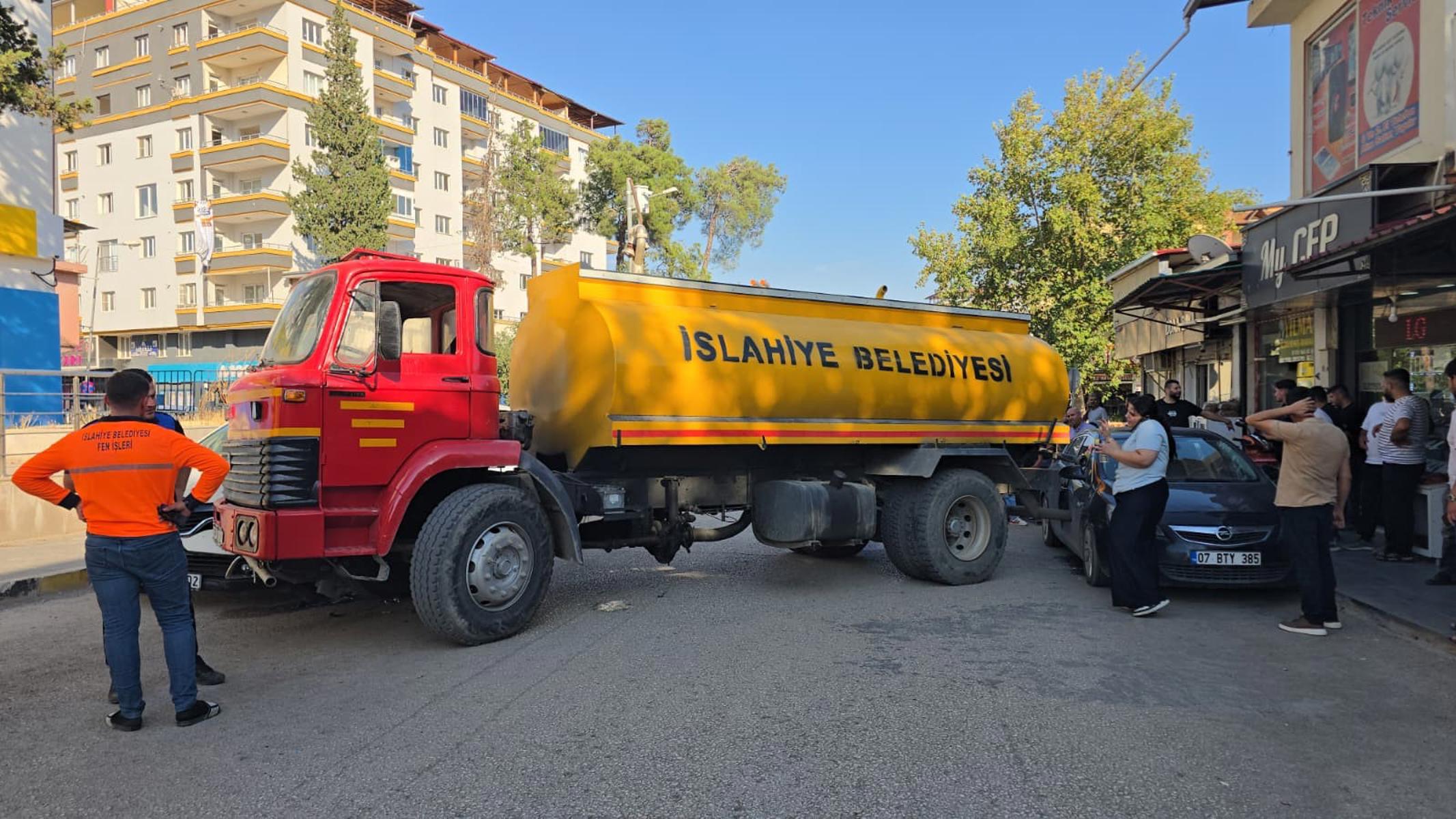 Gaziantep'te el freni çekilmeyen su tankeri 3 araca çarptı