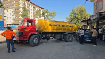 Gaziantep'te el freni çekilmeyen su tankeri 3 araca çarptı