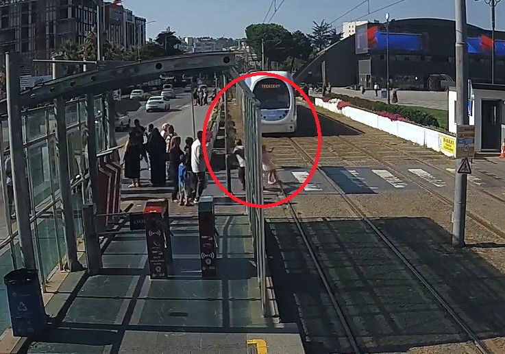 Tramvayın önüne koşan çocuğu son anda kurtardı