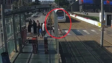 Tramvayın önüne koşan çocuğu son anda kurtardı