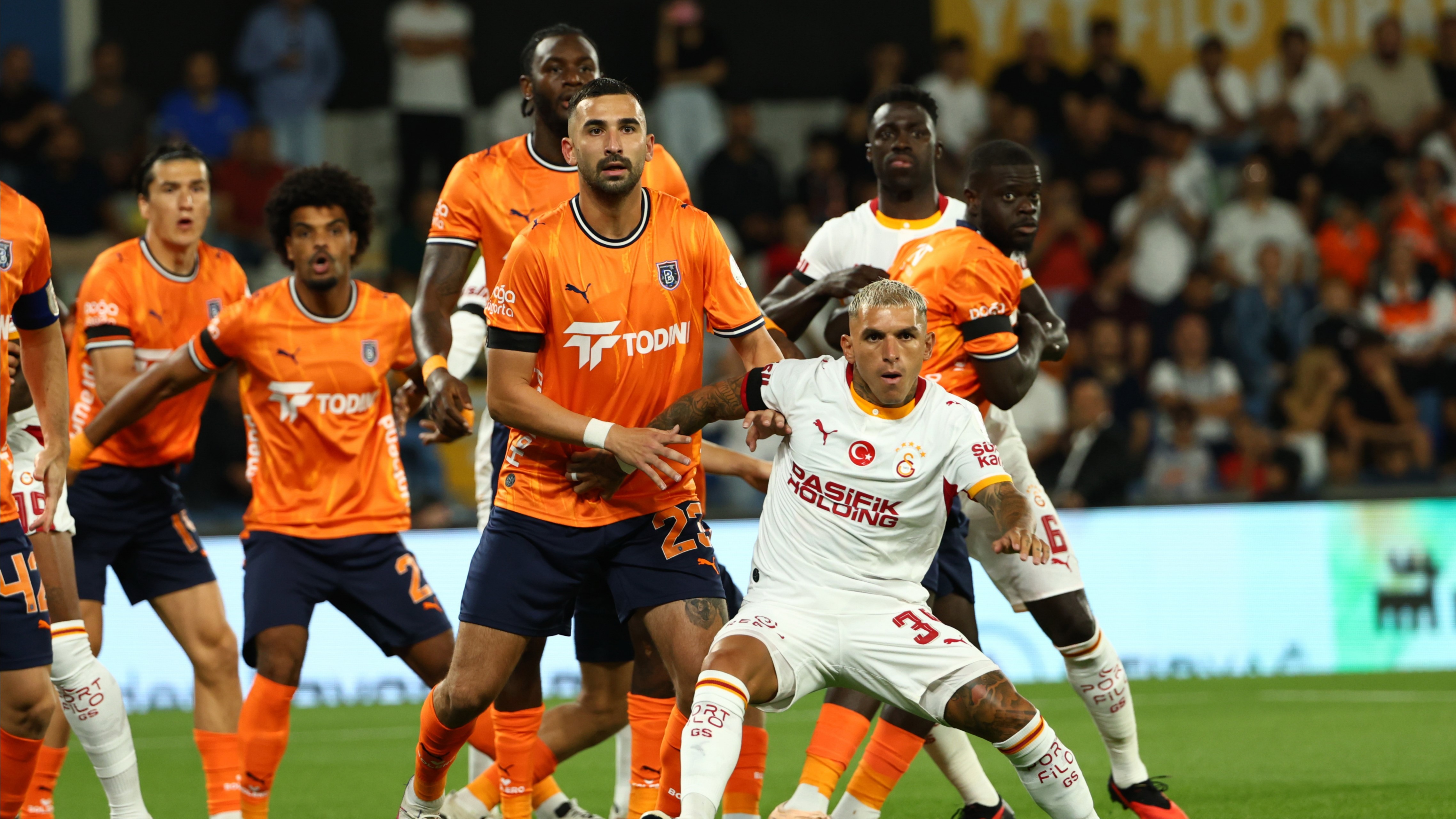 5 gol, 1 kırmızı kart, nefes kesen maç. Galatasaray, Başakşehir'i son dakikalarda mağlup etti
