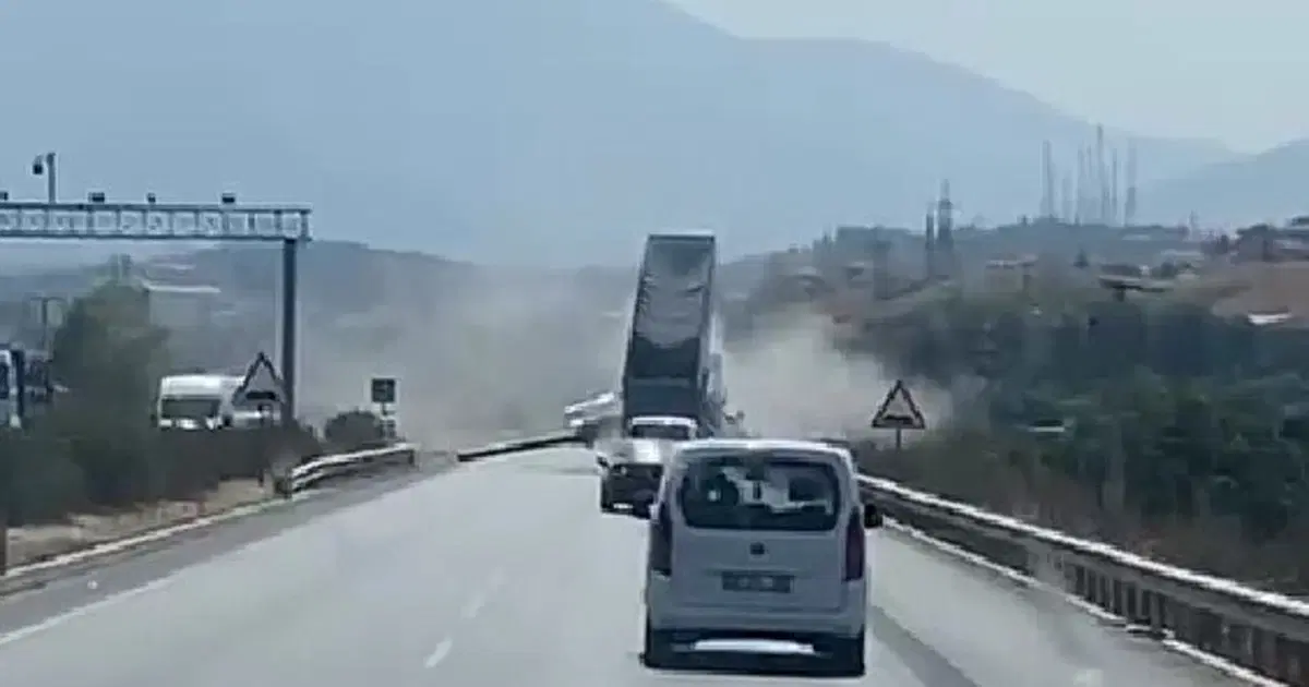 Dorsesini açık unutan tır EDS levhasını yerinden söktü