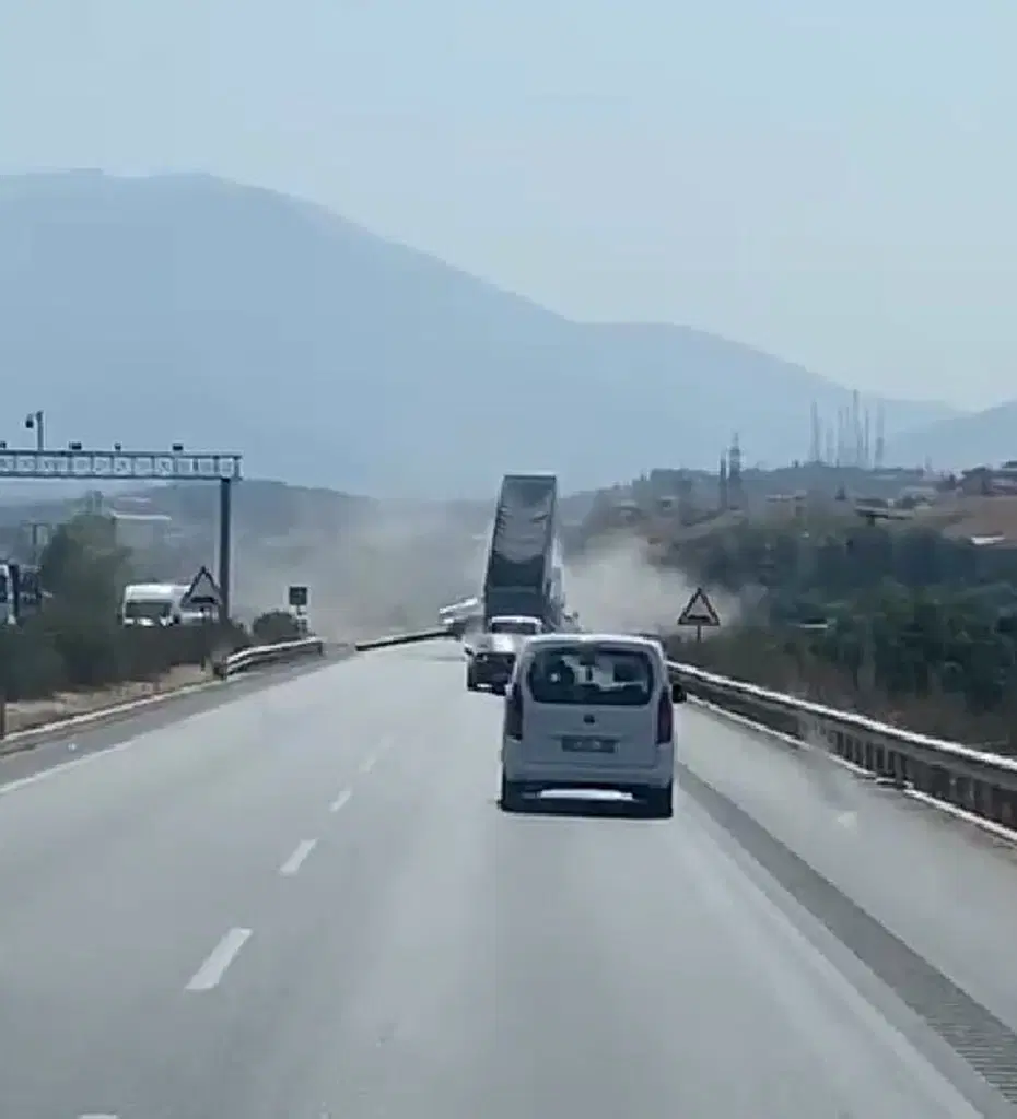 Dorsesini açık unutan tır EDS levhasını yerinden söktü