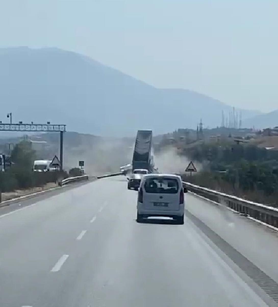 Dorsesini açık unutan tır EDS levhasını yerinden söktü