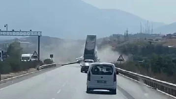 Dorsesini açık unutan tır EDS levhasını yerinden söktü