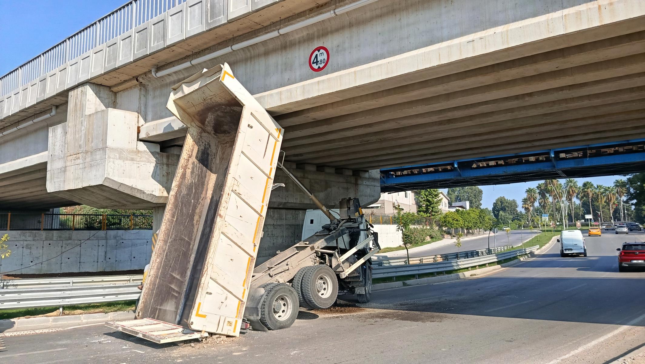 Damperi açılan kamyon köprüye takıldı