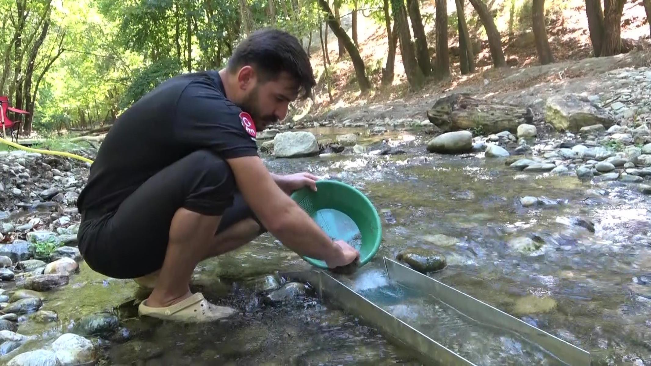 3 ilçeyi gösterdi. Her gün dereden 5 gram altın çıkarıyor