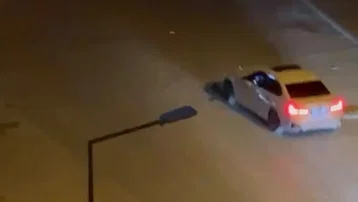 İzmir'de site önünü drift pistine çevirdiler
