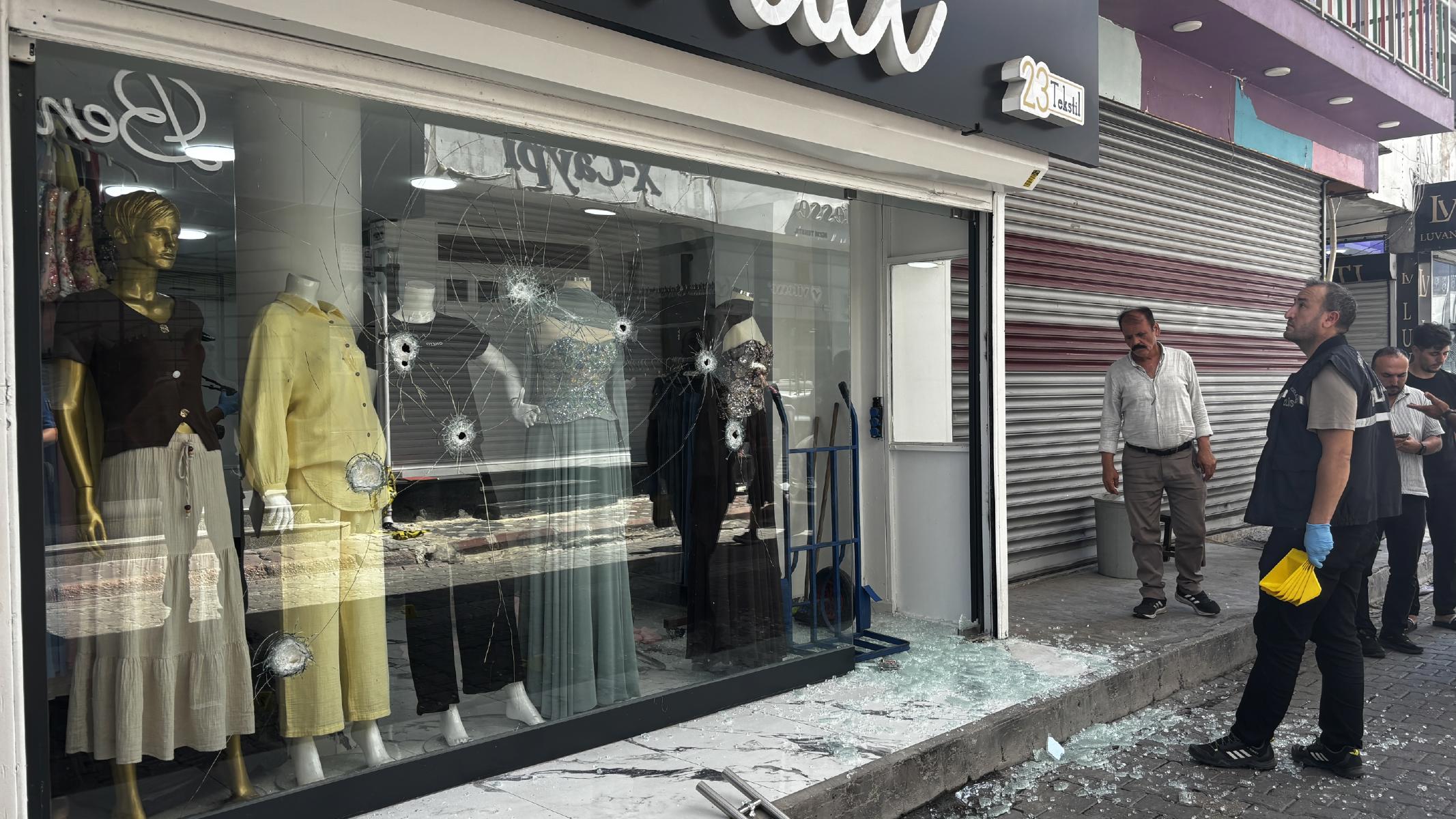Adana'da iş yerine silahlı saldırı, cama 9 kurşun isabet etti