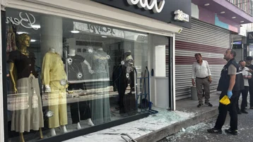 Adana'da iş yerine silahlı saldırı, cama 9 kurşun isabet etti