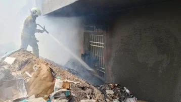 İskenderun'da inşaat alanında çöp yangını çıktı