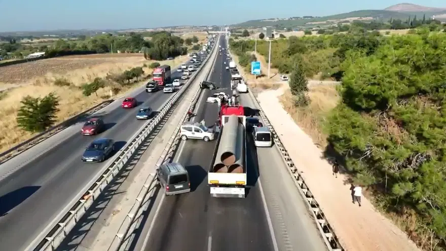 Bursa'da TIR'dan dökülen yakıt zincirleme kazaya neden oldu. 10 araç birbirine girdi 1