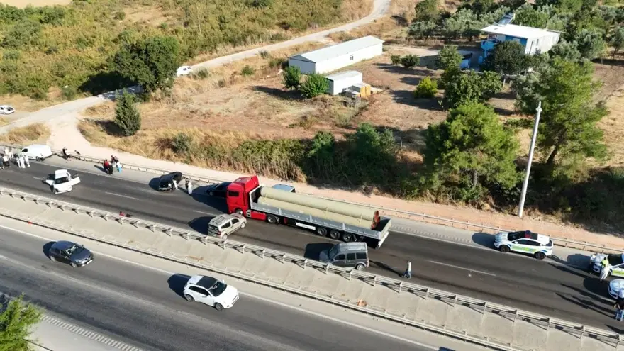 Bursa'da TIR'dan dökülen yakıt zincirleme kazaya neden oldu. 10 araç birbirine girdi 2