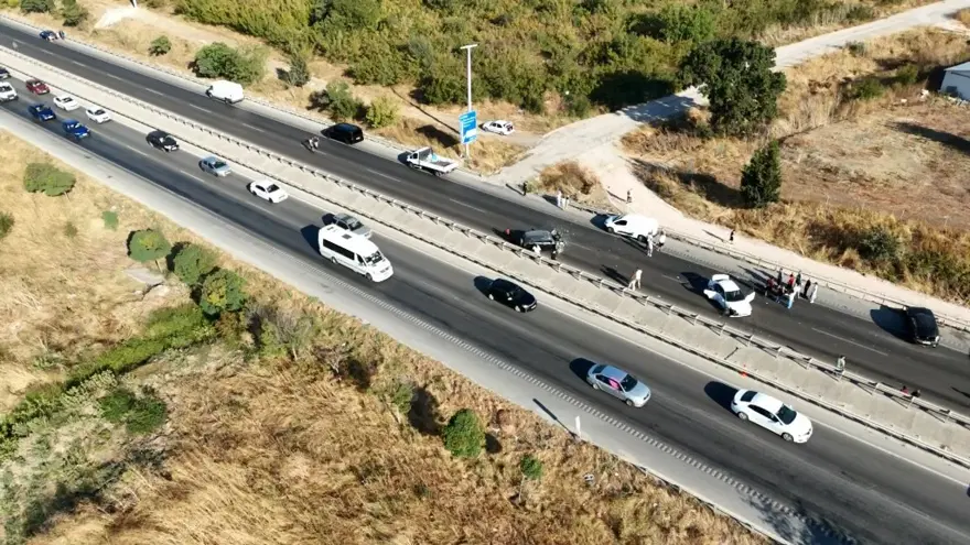 Bursa'da TIR'dan dökülen yakıt zincirleme kazaya neden oldu. 10 araç birbirine girdi 3