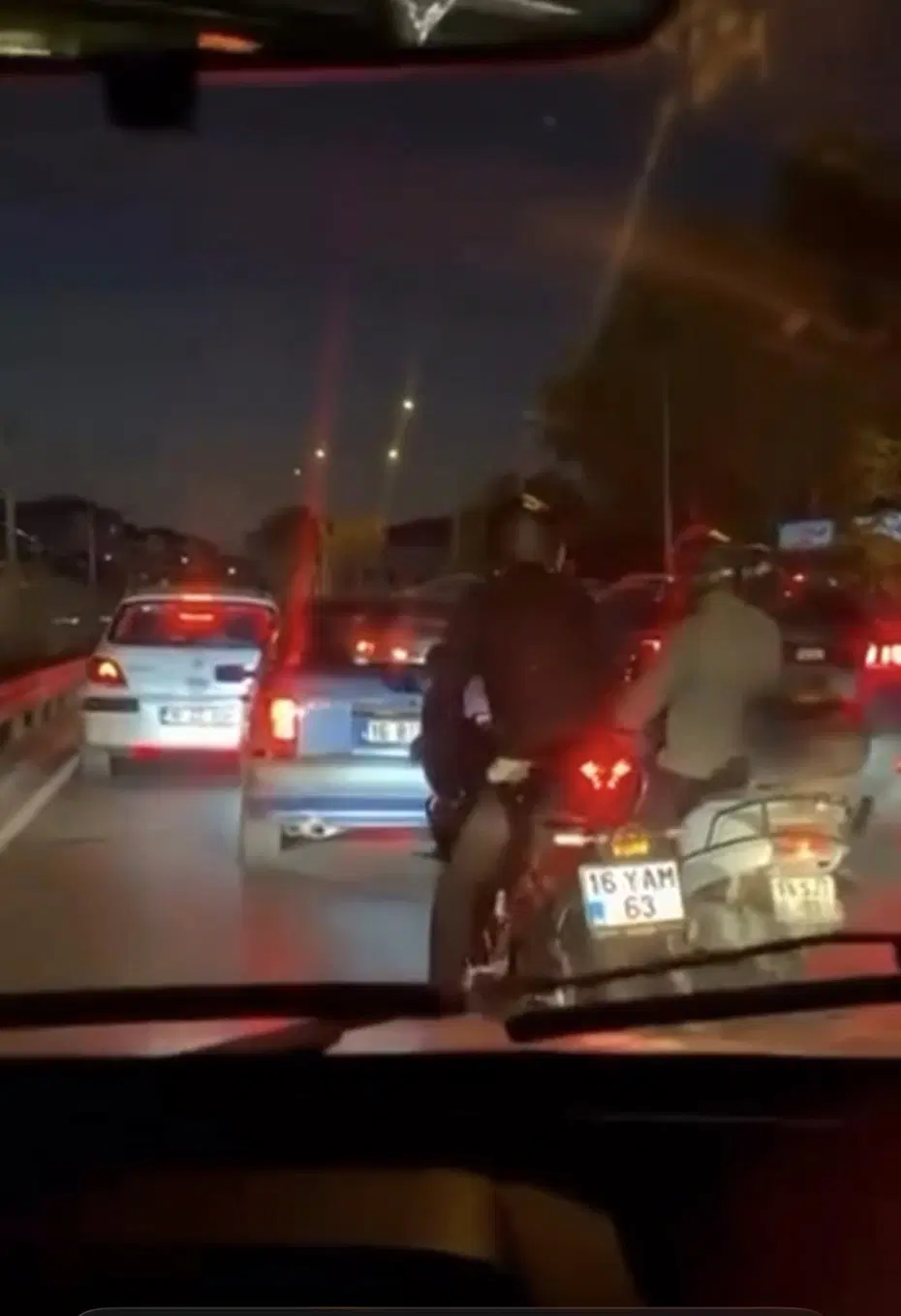 Yol vermeyen otomobil sürücüsünün etrafını sardılar