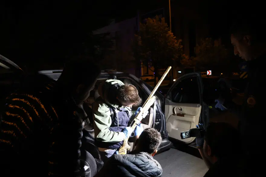 Polisin şüphe üzerine durduğu araçtan cinayet şüphelileri çıktı 3 Polisin şüphe üzerine durduğu araçtan cinayet şüphelileri çıktı 3