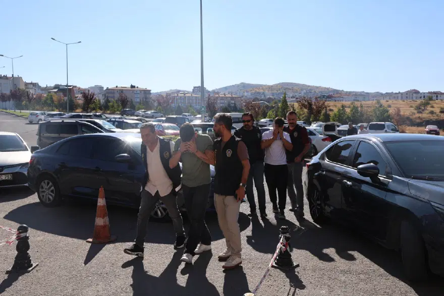 Polisin şüphe üzerine durduğu araçtan cinayet şüphelileri çıktı 4 Polisin şüphe üzerine durduğu araçtan cinayet şüphelileri çıktı 4