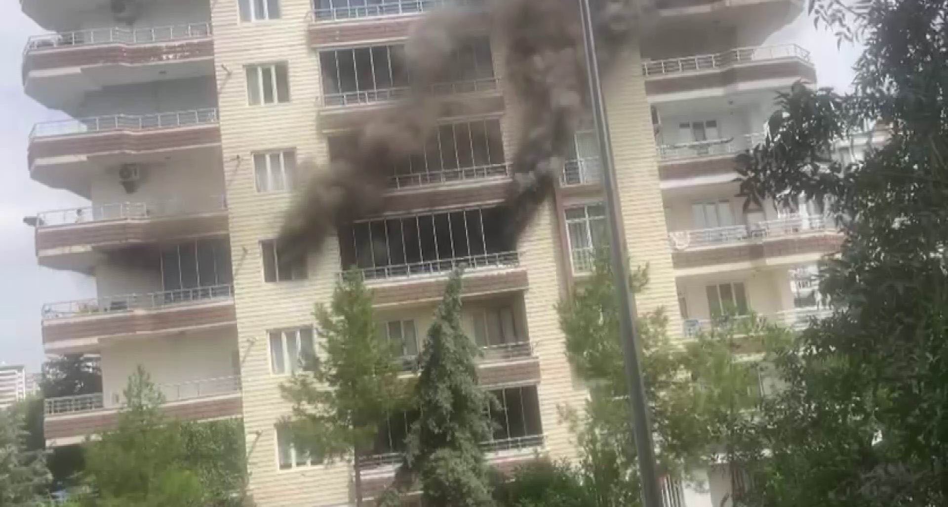 Apartman dairesinde çıkan yangında mahsur kalan çocuklar itfaiye merdiveni ile kurtarıldı