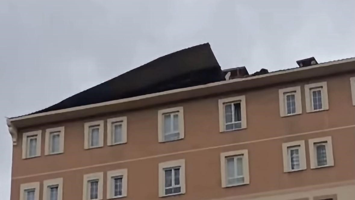 Bingöl'de kuvvetli rüzgar binaların çatılarını uçurdu
