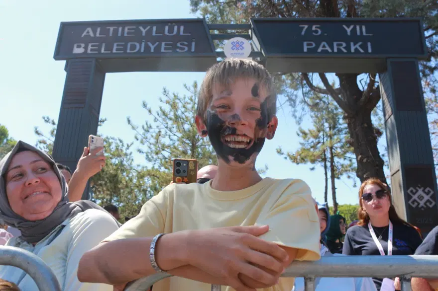 Tülütabaklar sokağa indi. Dana derisini giyip, at kılından bıyık taktılar 3