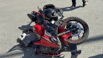 Samsun'da motosiklet ile otomobil çarpıştı. 1'i ağır 2 yaralı
