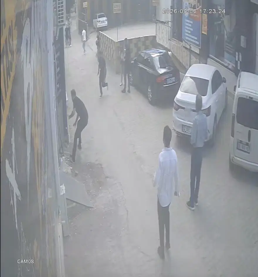 Genç kadını erkek arkadaşından kurtarmak isterken bıçaklandı 1 Genç kadını erkek arkadaşından kurtarmak isterken bıçaklandı 1