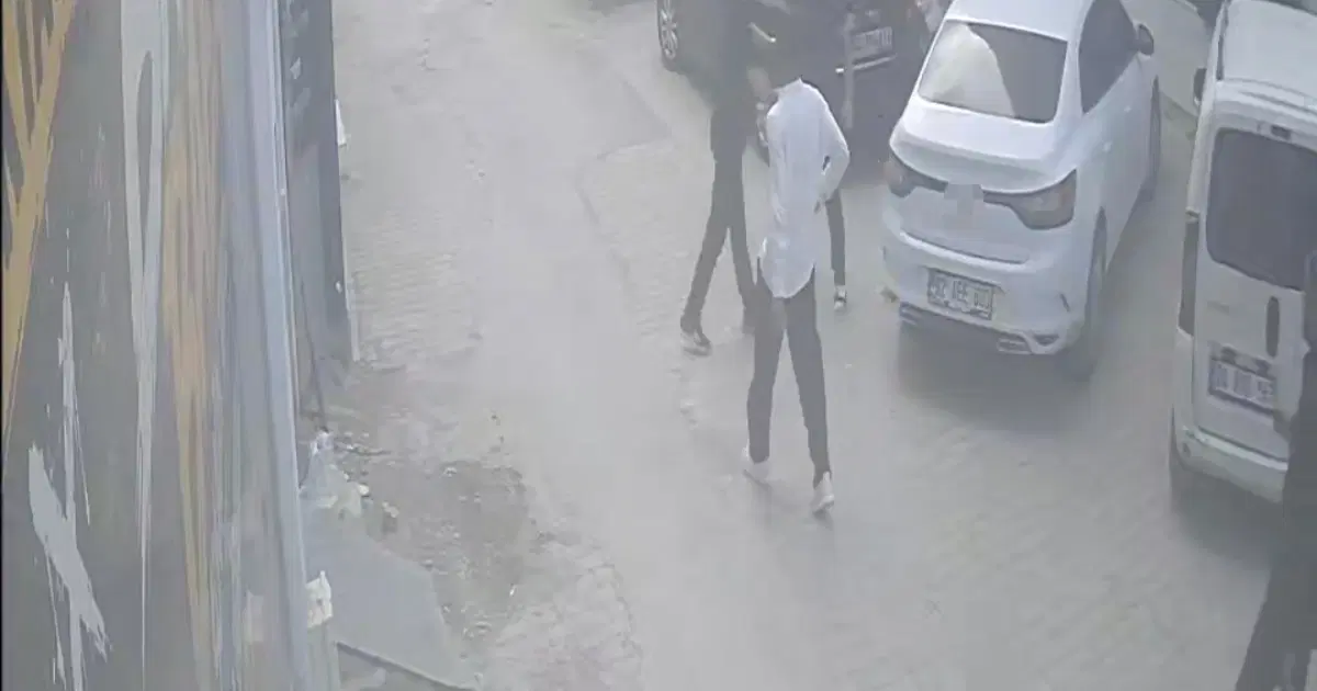 Genç kadını erkek arkadaşından kurtarmak isterken bıçaklandı