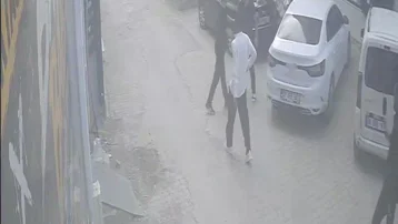 Genç kadını erkek arkadaşından kurtarmak isterken bıçaklandı