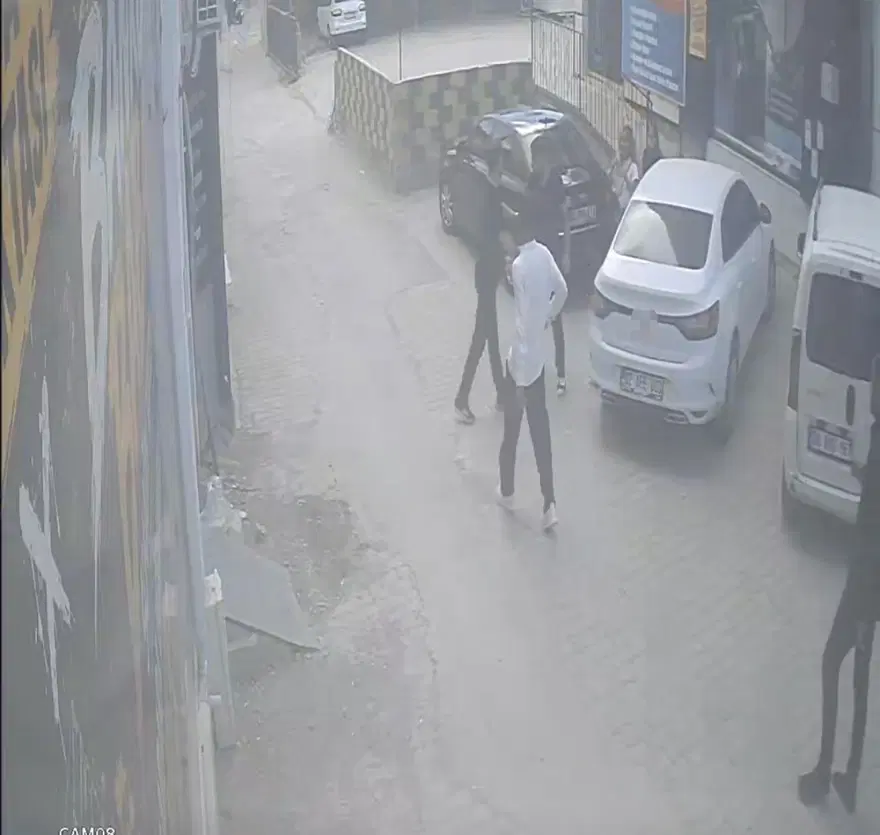 Genç kadını erkek arkadaşından kurtarmak isterken bıçaklandı Genç kadını erkek arkadaşından kurtarmak isterken bıçaklandı