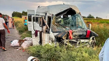 İşçi servisi tahliye kanalına devrildi. 15 yaralı
