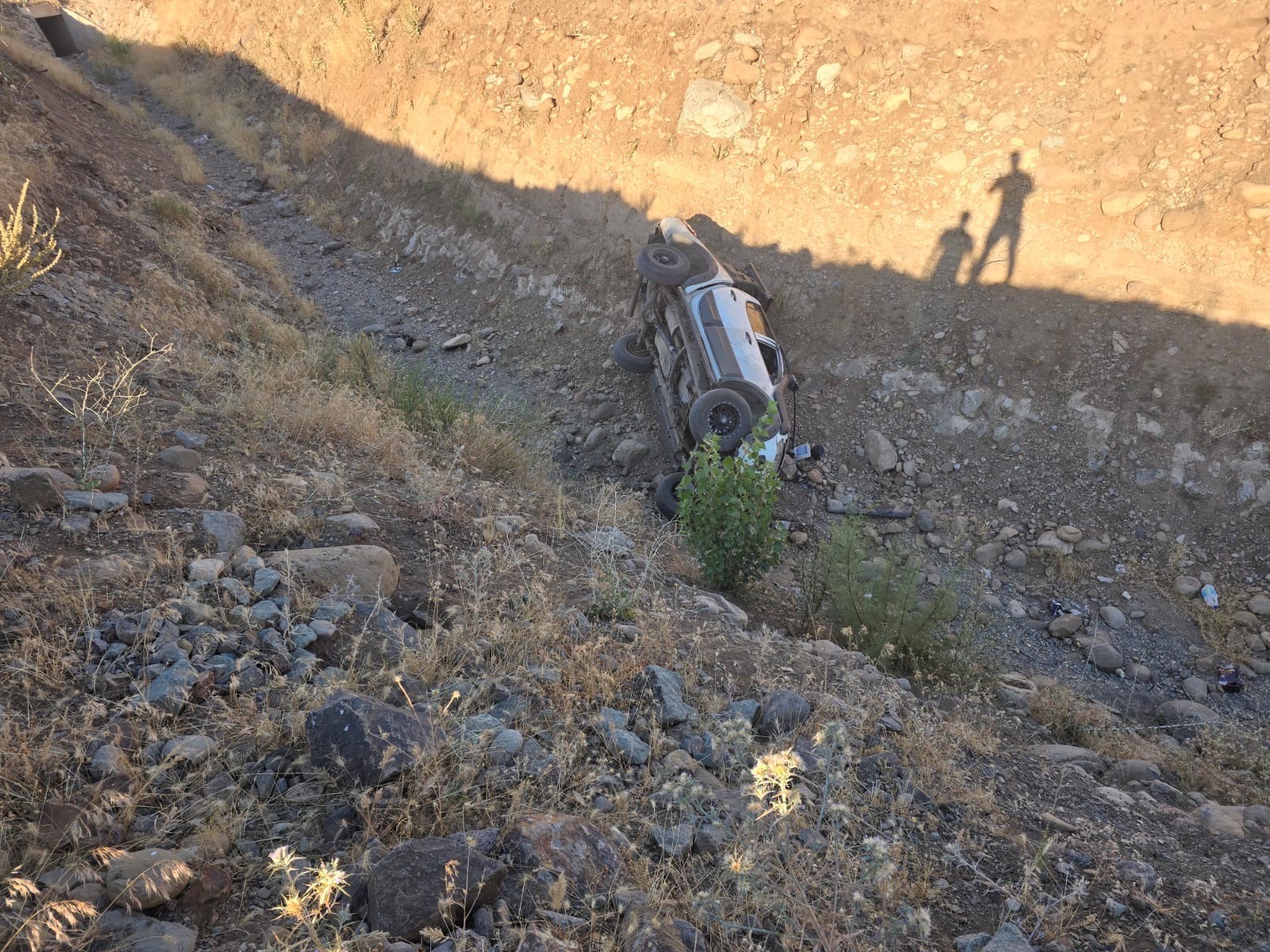 Bingöl'de kamyonet şarampole yuvarlandı. 3 kişi yaralandı