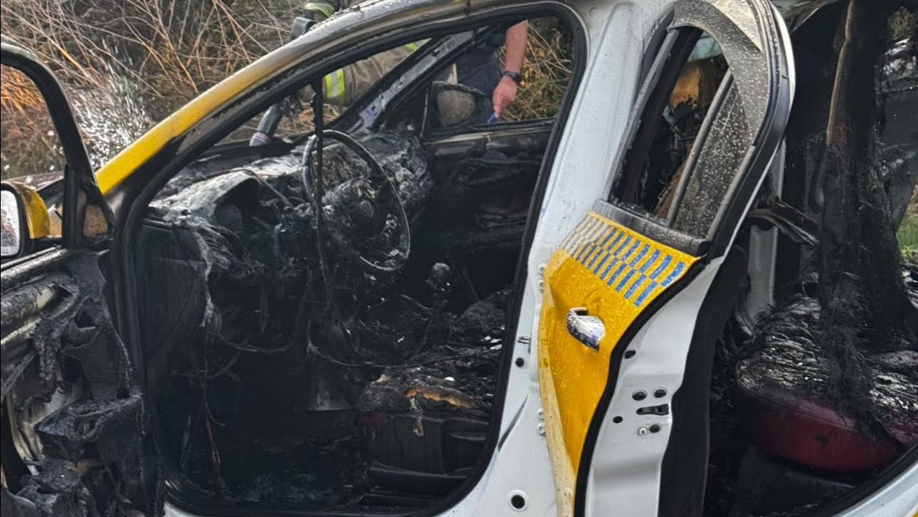 Arnavutköy'de taksi alev alev yandı. Yol trafiğe kapandı