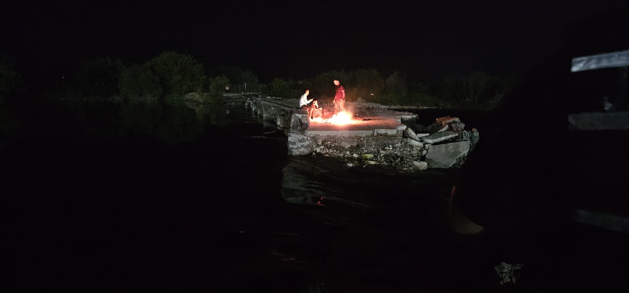 Karkamış'ta su seviyesi yükselince yıkık köprüde mahsur kalan 4 kişi kurtarıldı