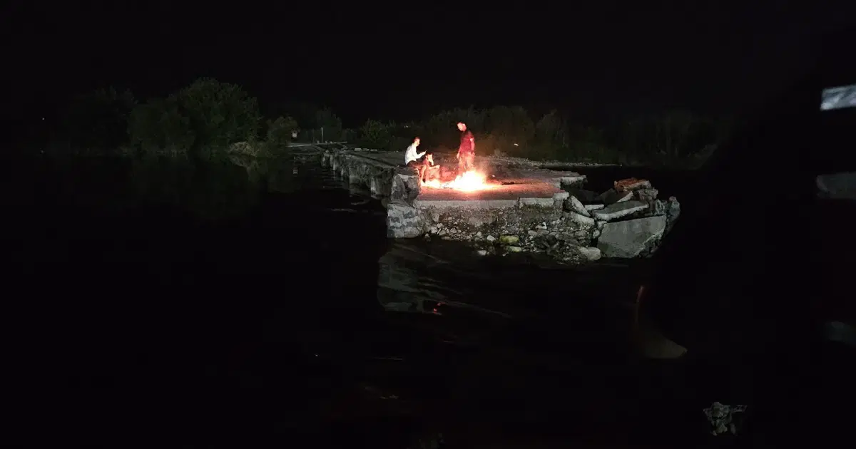 Karkamış'ta su seviyesi yükselince yıkık köprüde mahsur kalan 4 kişi kurtarıldı