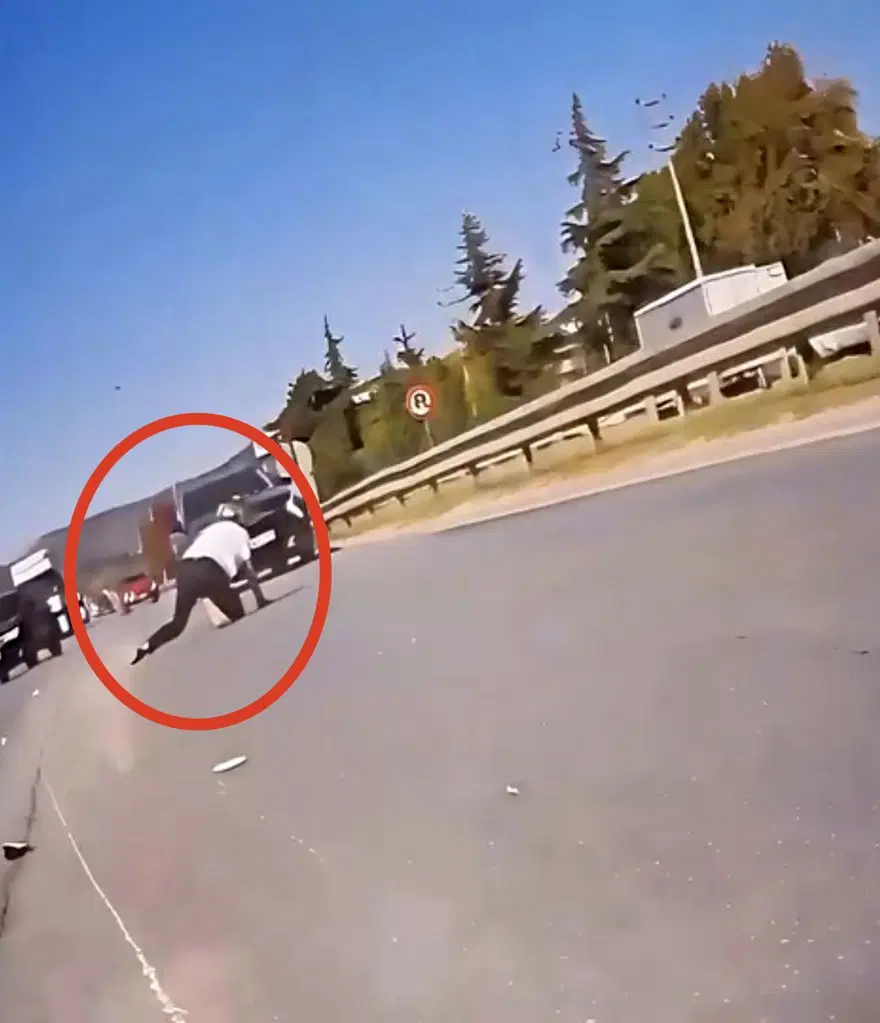 Cipe motosiklet çarptı. Motorcu tırın altında kalmaktan son anda kurtuldu 3 Cipe motosiklet çarptı. Motorcu tırın altında kalmaktan son anda kurtuldu 3