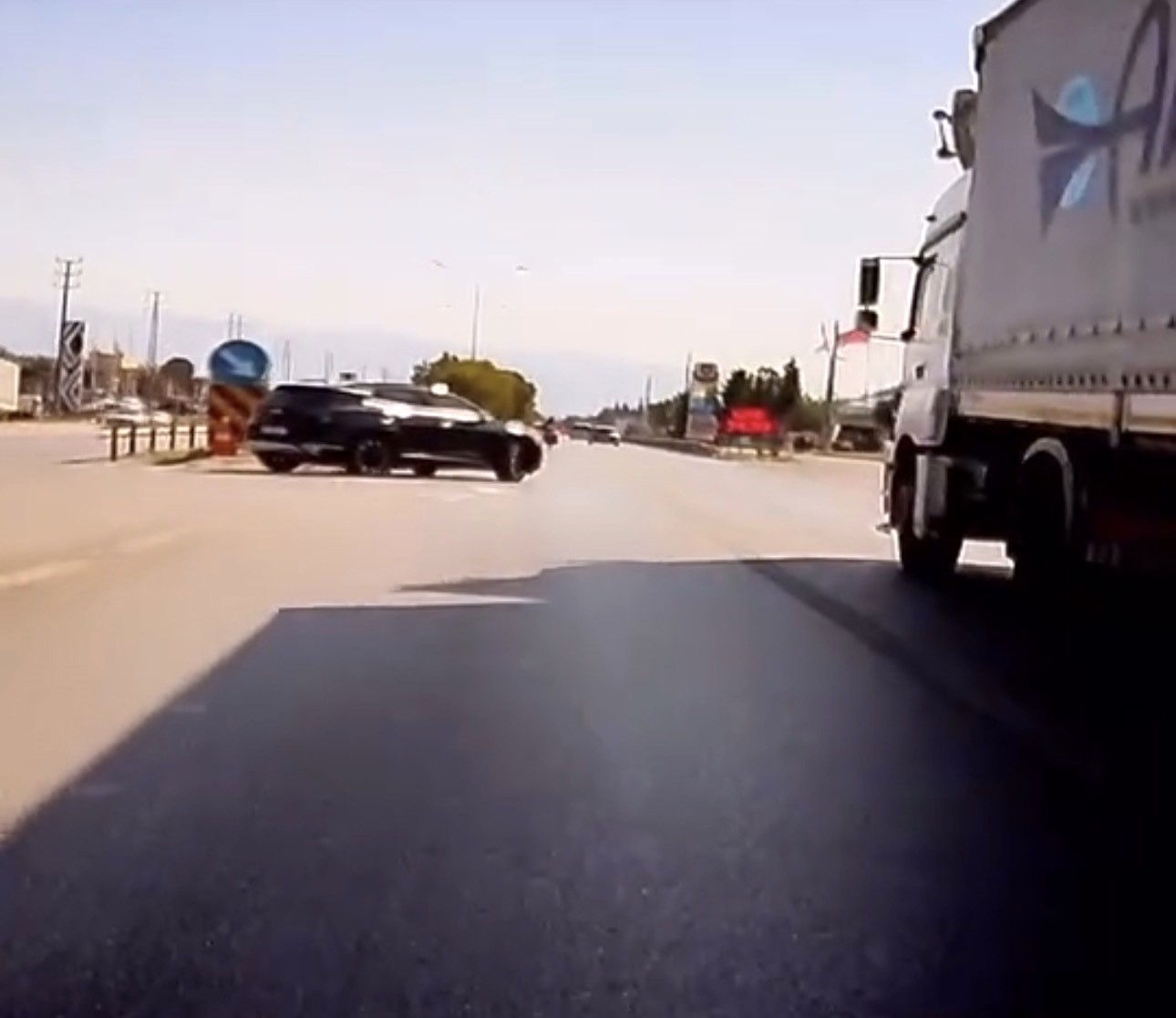Cipe motosiklet çarptı. Motorcu tırın altında kalmaktan son anda kurtuldu