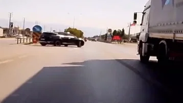 Cipe motosiklet çarptı. Motorcu tırın altında kalmaktan son anda kurtuldu