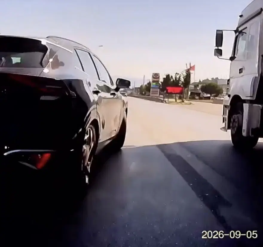 Cipe motosiklet çarptı. Motorcu tırın altında kalmaktan son anda kurtuldu 1 Cipe motosiklet çarptı. Motorcu tırın altında kalmaktan son anda kurtuldu 1