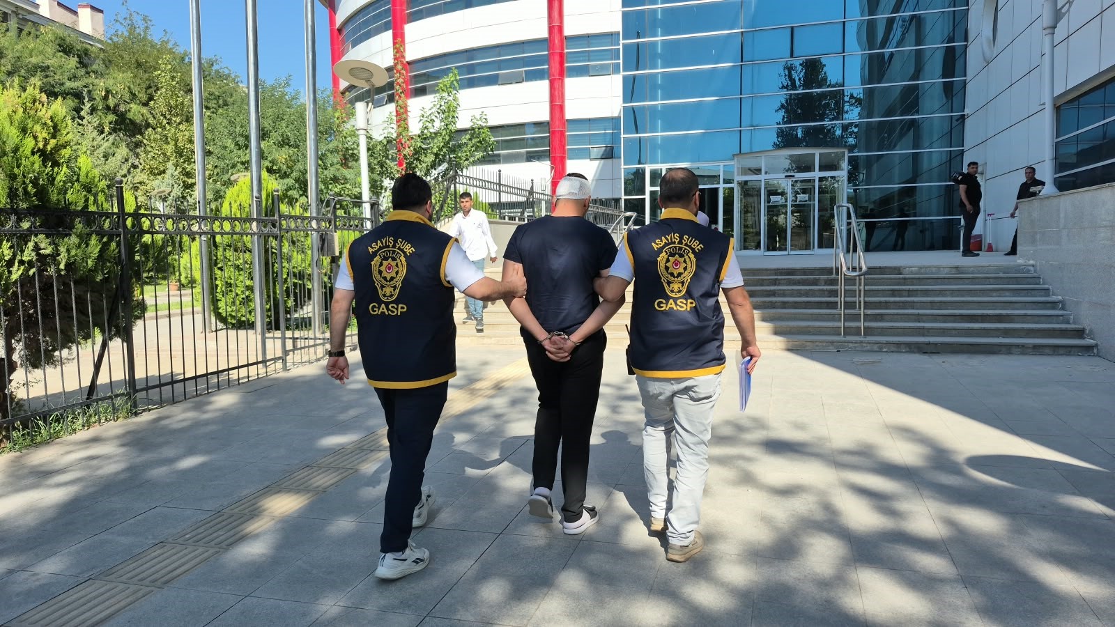 Sevgilisini dövdü, araya giren genci bıçakladı